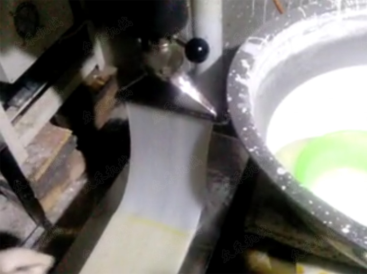 人工接皮裁剪刷油立式搟面皮機(jī)操作方法