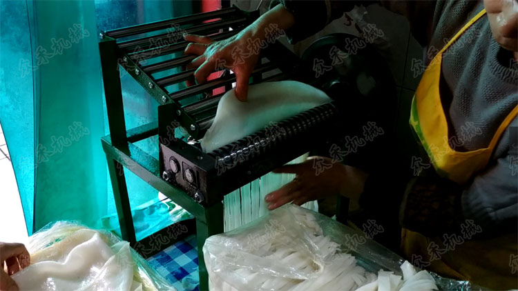 切面皮機(jī)視頻用戶加工現(xiàn)場(chǎng)