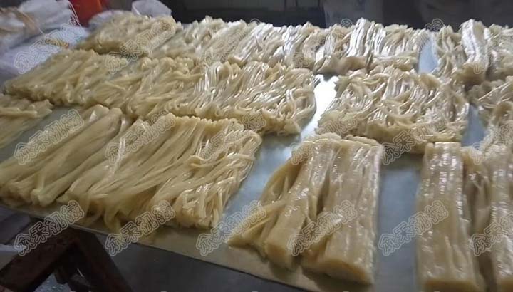 大型多功能面皮機制作視頻生產(chǎn)的涼皮效果展示