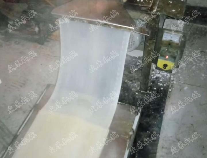 70型臥式搟面皮機(jī)視頻加工生產(chǎn)搟面皮做法