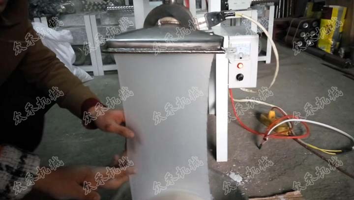 50型臥式搟面皮機折疊款視頻加工生產(chǎn)搟面皮做法