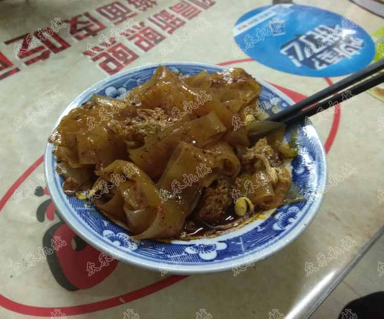 50型臥式搟面皮機折疊款視頻搟面皮效果展示