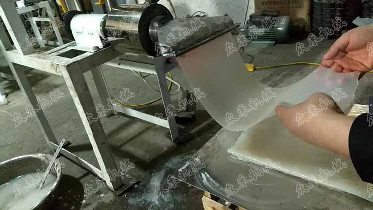 50型臥式搟面皮機視頻加工生產(chǎn)搟面皮做法